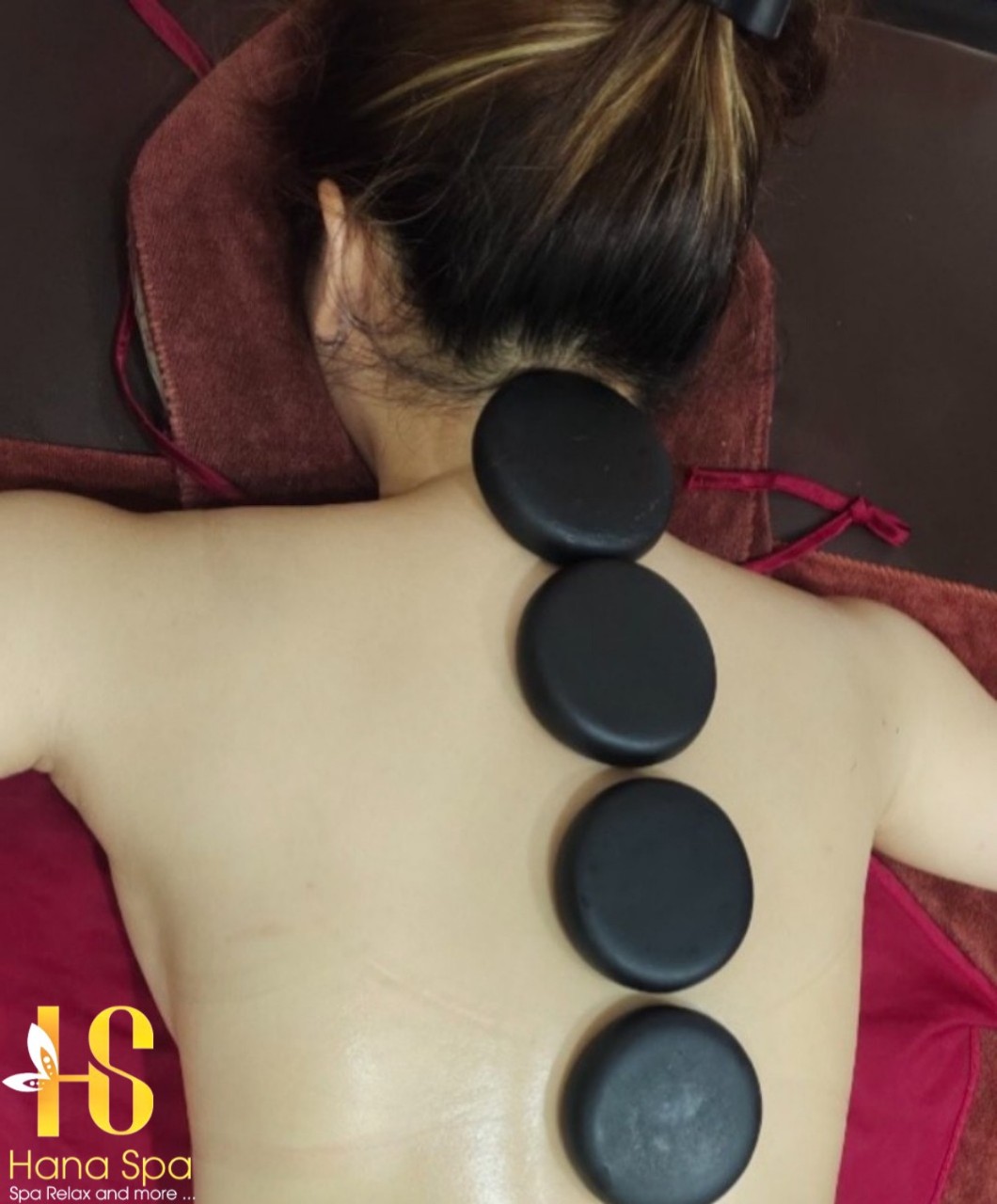 Massage đá nóng: Liệu pháp xoa bóp giúp tái tạo năng lượng, giảm đau